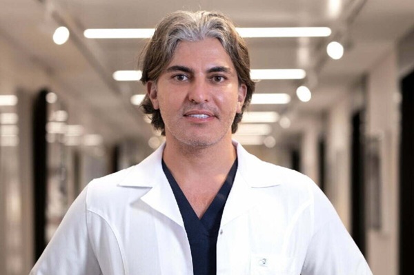Dr. Serkan Aygin cirujano líder en injerto capilar y dermatólogo en Estambul