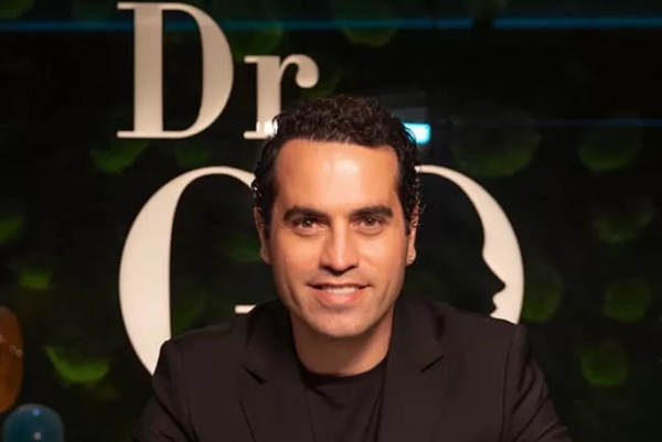 Dr Guncel Ozturk Directeur Médical de HairNeva Dr. Güncel Öztürk Chirurgien Plasticien et Fondateur de HairNeva