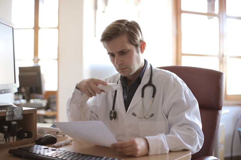 Esperto medico che revisiona i dati del trapianto capelli