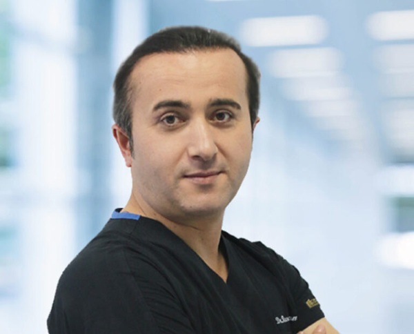 Dr. Resul Yaman Chirurgo Principale Dr. Resul Yaman fondatore e chirurgo principale del Yaman Surgical Medical Center a Istanbul