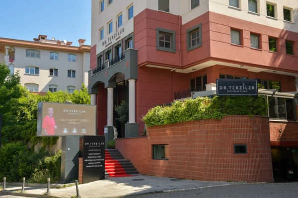 Strutture della Dr. Servet Terziler Clinic a Istanbul Struttura della Dr. Terziler Exclusive Clinic a Istanbul specializzata in FUE avanzata con zaffiro e restauro capillare digitale